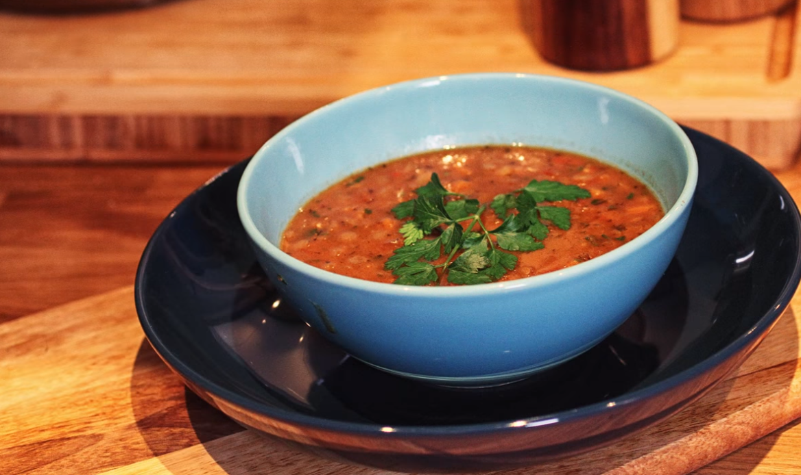 Вкусна класична чорба од леќа, моркови и лукче со лесна запршка